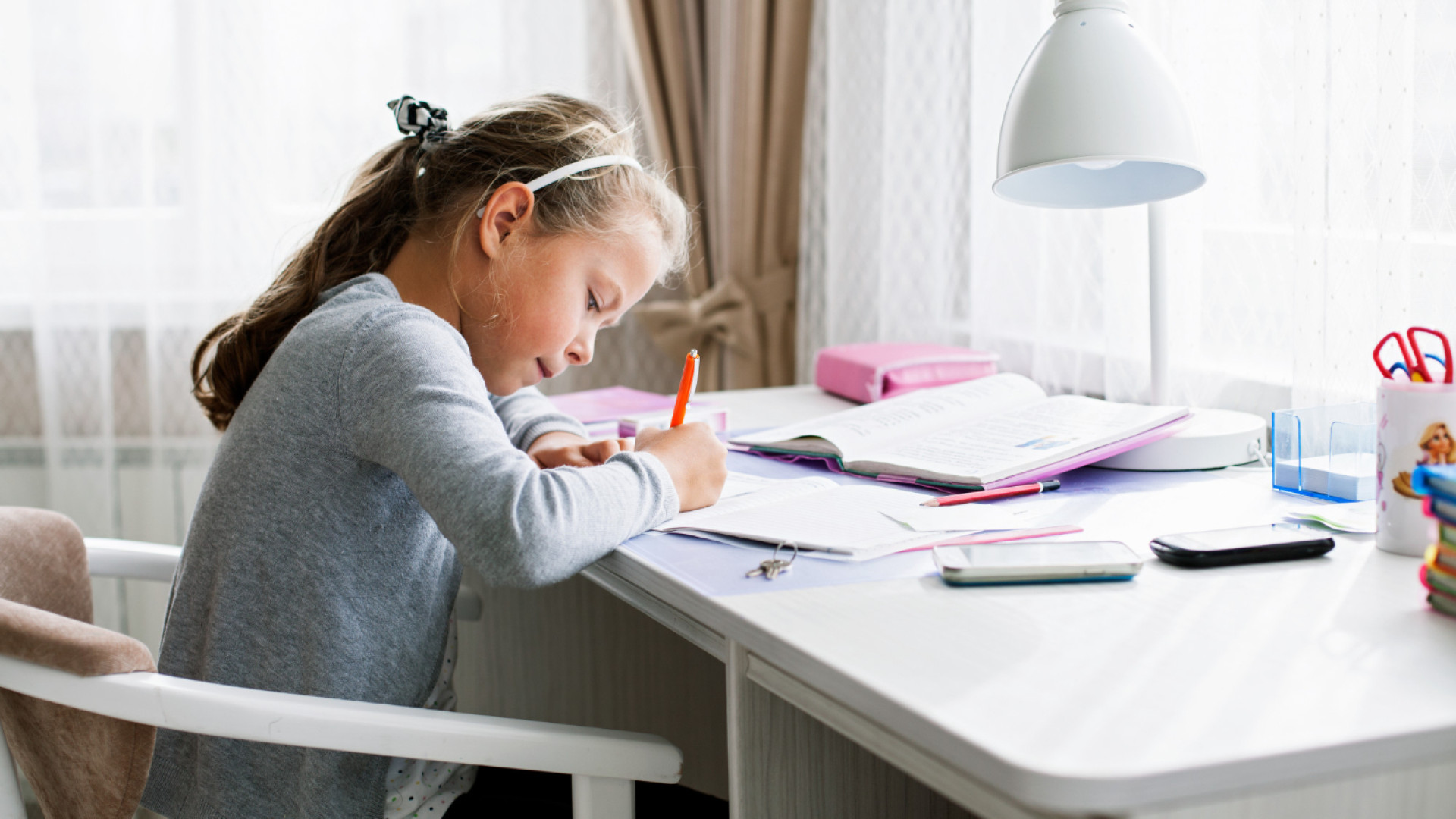Faire l’école à la maison : conseils pour une gestion familiale réussie