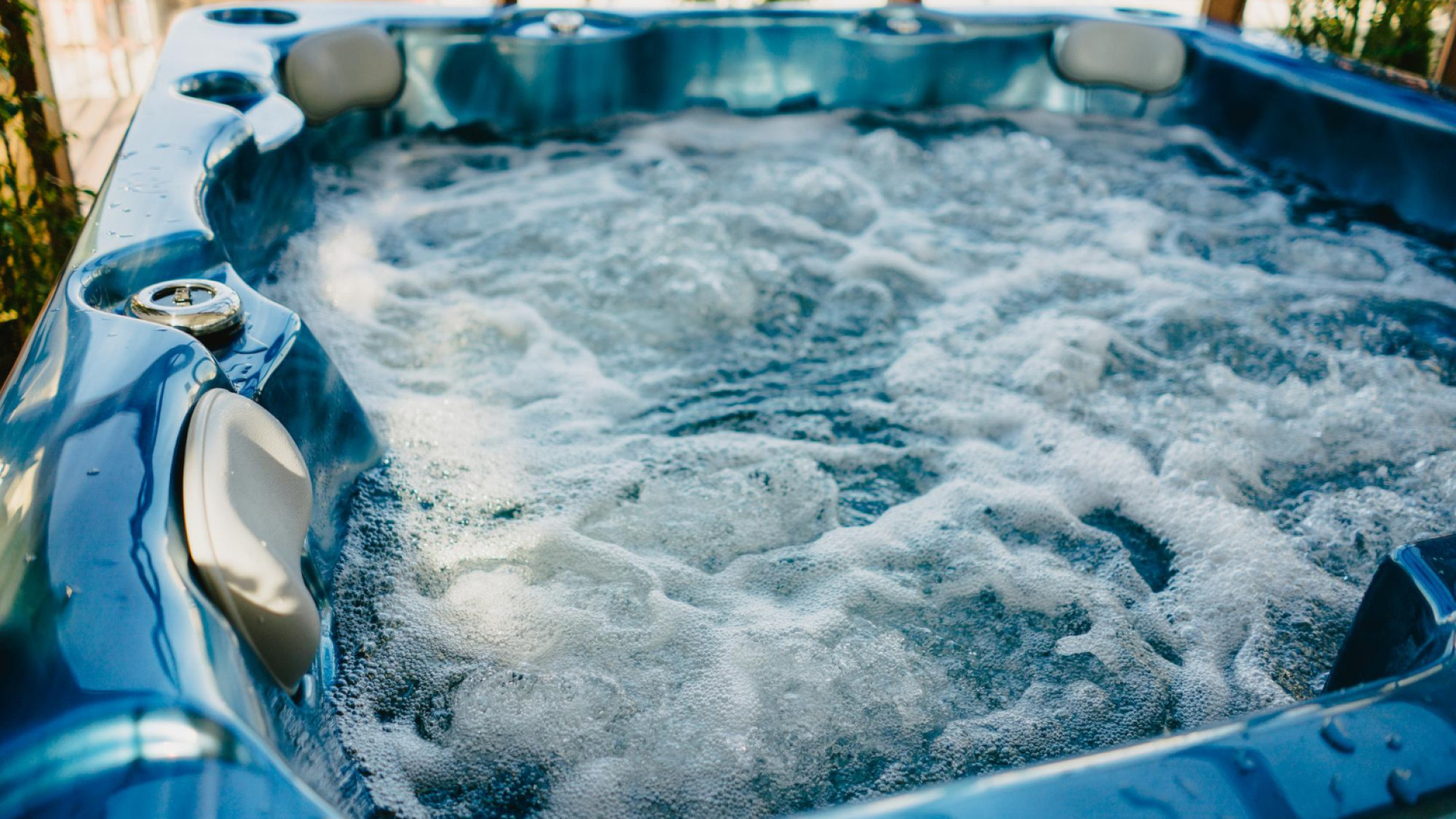 Couverture de spa : un accessoire qui protège autant qu'il économise