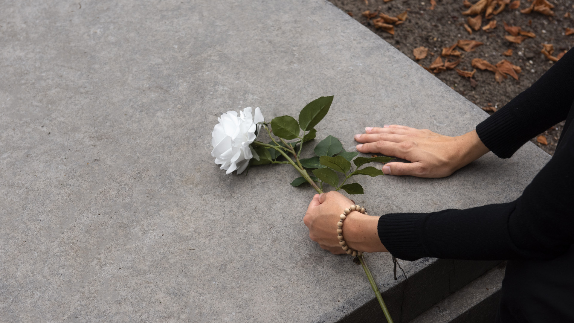 Plaque funéraire : comment l'hommage personnalisé s'est imposé dans les familles françaises ?